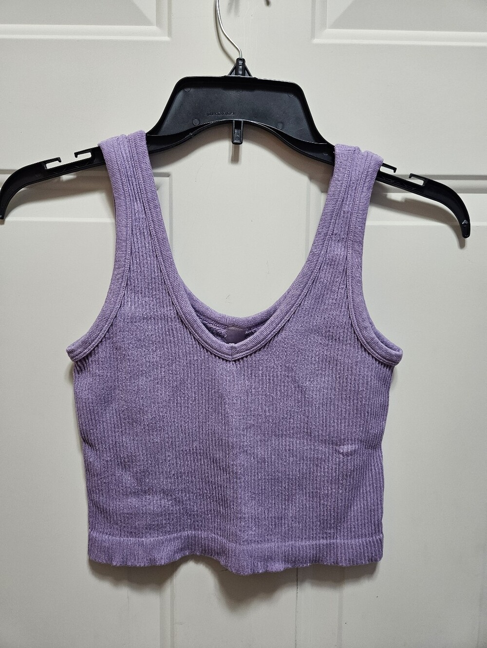 Mono B Ribbed Seamless V-Neck Cropped Tank Top